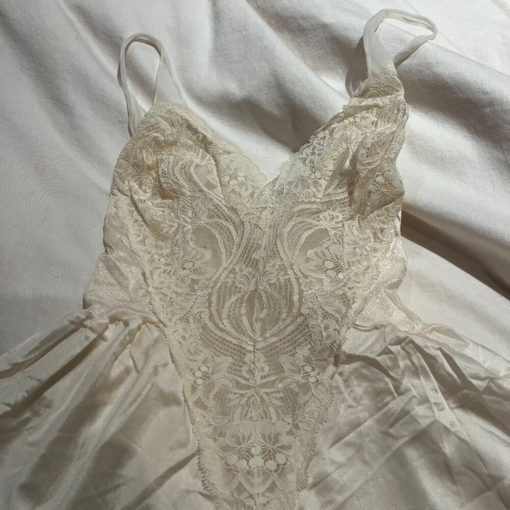 Olga 91140 Whit Silky Nylon Lace Bodice Wide Sweep Full Length Waltz Nightgown M